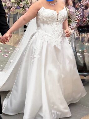 White Strapless Makado white wedding Dress with Lace Appliqué
